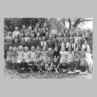 103-0017 Schulbild 1937. In der Mitte Lehrer Bartnick, links Lehrer Voigt.jpg